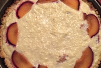 Пирог с творогом и сливой