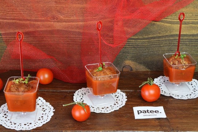 Пикантные мясные шарики в томатном соусе, фаршированные оливками