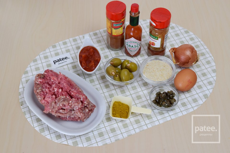 Пикантные мясные шарики в томатном соусе, фаршированные оливками - Шаг 1