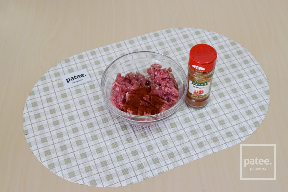 Пикантные мясные шарики в томатном соусе, фаршированные оливками - Шаг 2