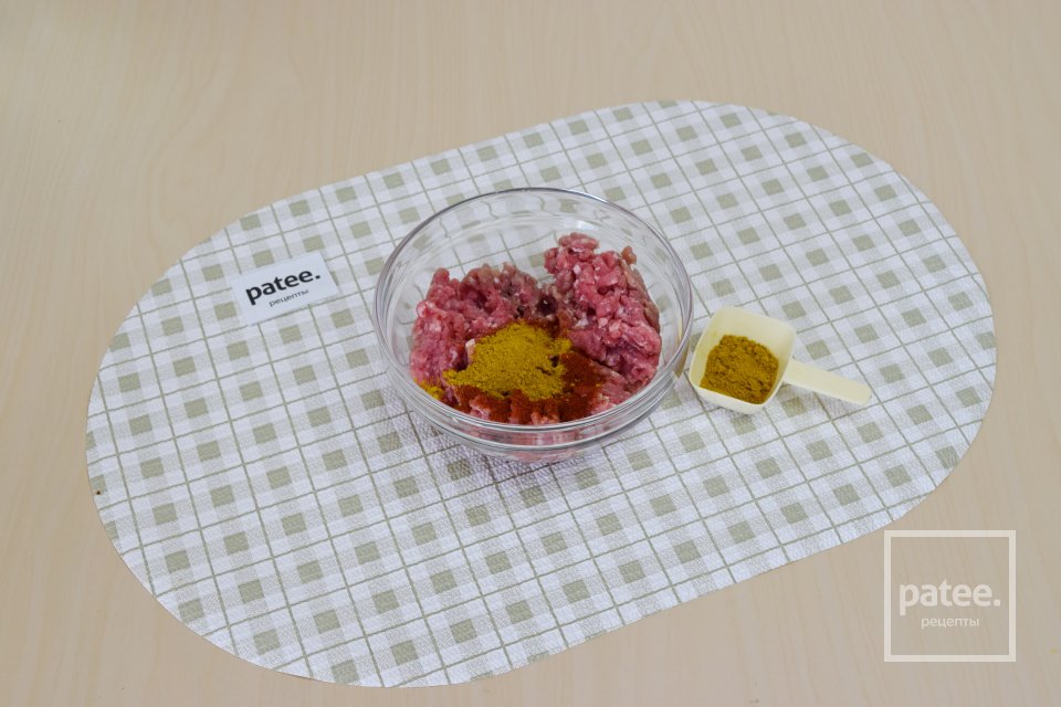 Пикантные мясные шарики в томатном соусе, фаршированные оливками - Шаг 3