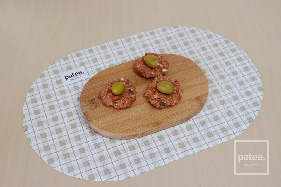 Пикантные мясные шарики в томатном соусе, фаршированные оливками - Шаг 8