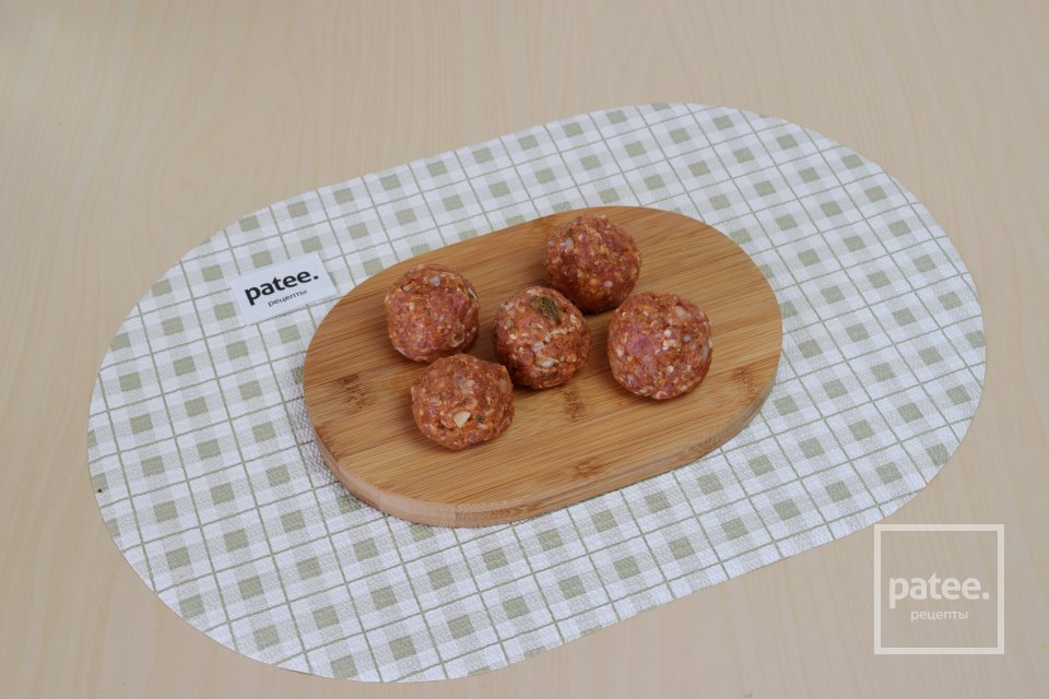 Пикантные мясные шарики в томатном соусе, фаршированные оливками - Шаг 9