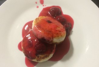 Сырники с ягодным соусом