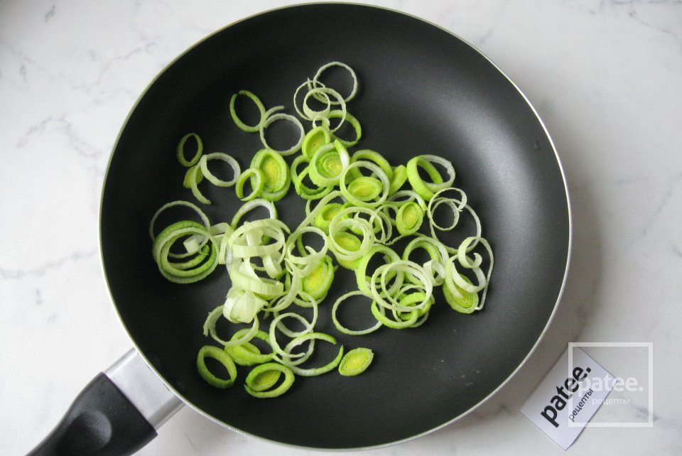 Куриные голени с капустой и грибами в мешочках - Шаг 4