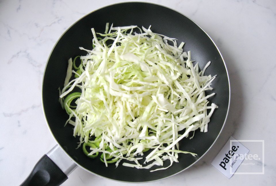 Куриные голени с капустой и грибами в мешочках - Шаг 5