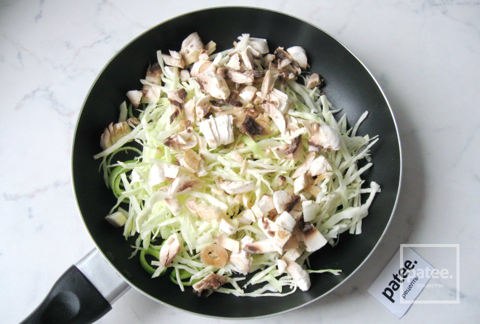 Куриные голени с капустой и грибами в мешочках - Шаг 6