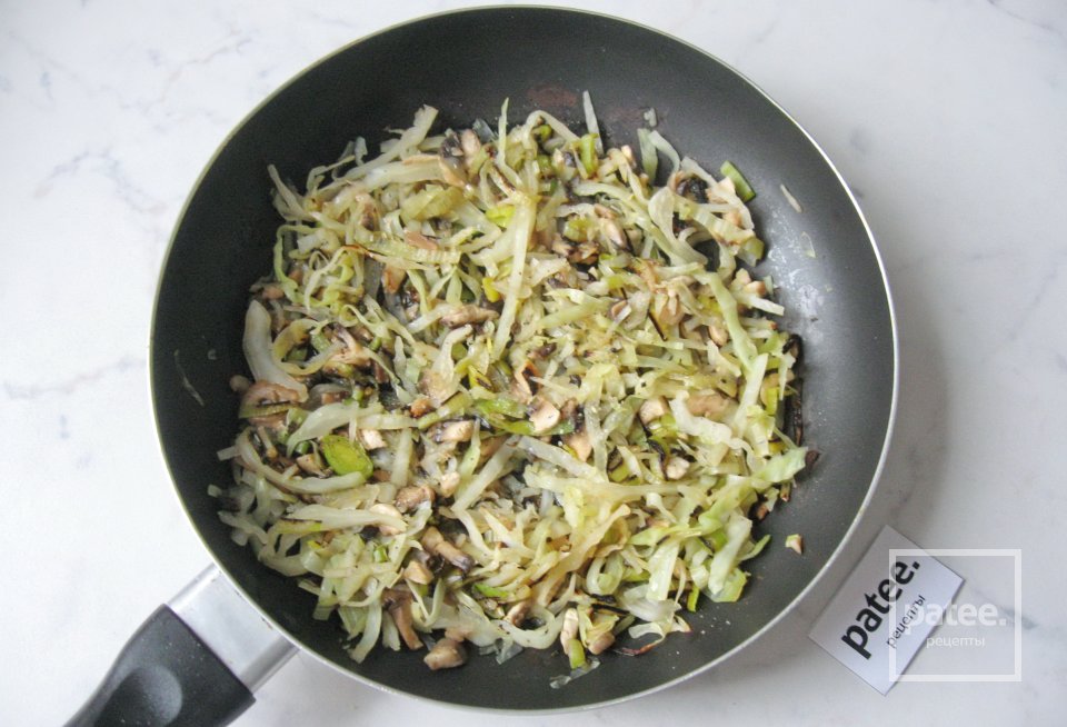 Куриные голени с капустой и грибами в мешочках - Шаг 7