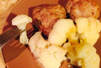 Свиные котлеты,запечённые с цветной капустой.