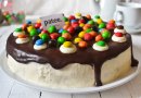 Шоколадный торт с йогуртовым муссом и эм-энд-эмсами