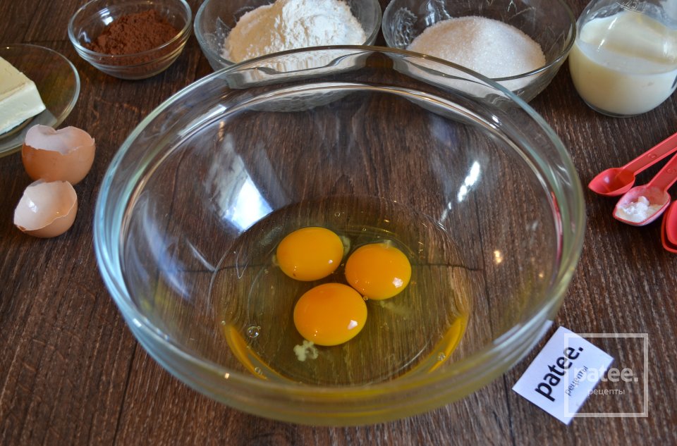 Шоколадный торт с йогуртовым муссом и эм-энд-эмсами - Шаг 3