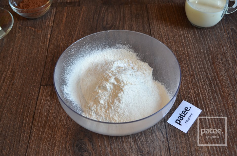 Шоколадный торт с йогуртовым муссом и эм-энд-эмсами - Шаг 4