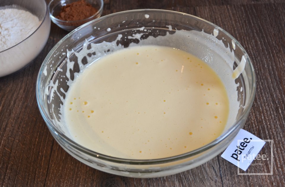 Шоколадный торт с йогуртовым муссом и эм-энд-эмсами - Шаг 7