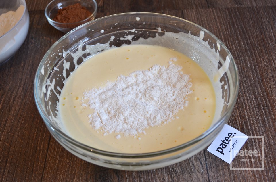 Шоколадный торт с йогуртовым муссом и эм-энд-эмсами - Шаг 8