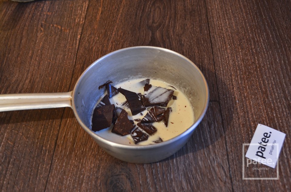 Шоколадный торт с йогуртовым муссом и эм-энд-эмсами - Шаг 22