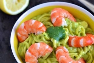 Цукини под соусов из авокадо с креветками