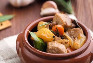 Жаркое из свинины в горшочке