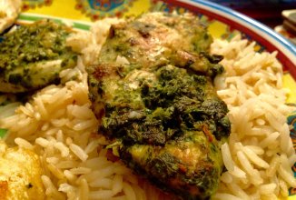 Жареная грудинка в соусе петрушки и базилика