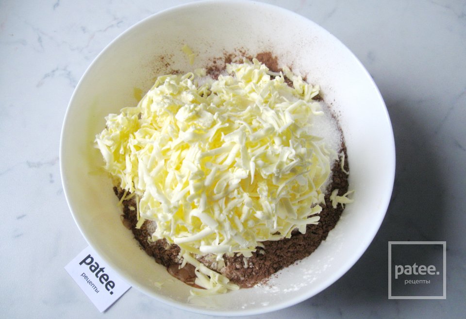 Пирог из шоколадной крошки с творогом - Шаг 9