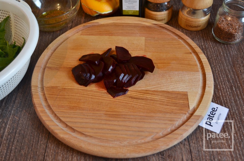 Салат из запеченной свеклы со шпинатом и апельсином - Шаг 9