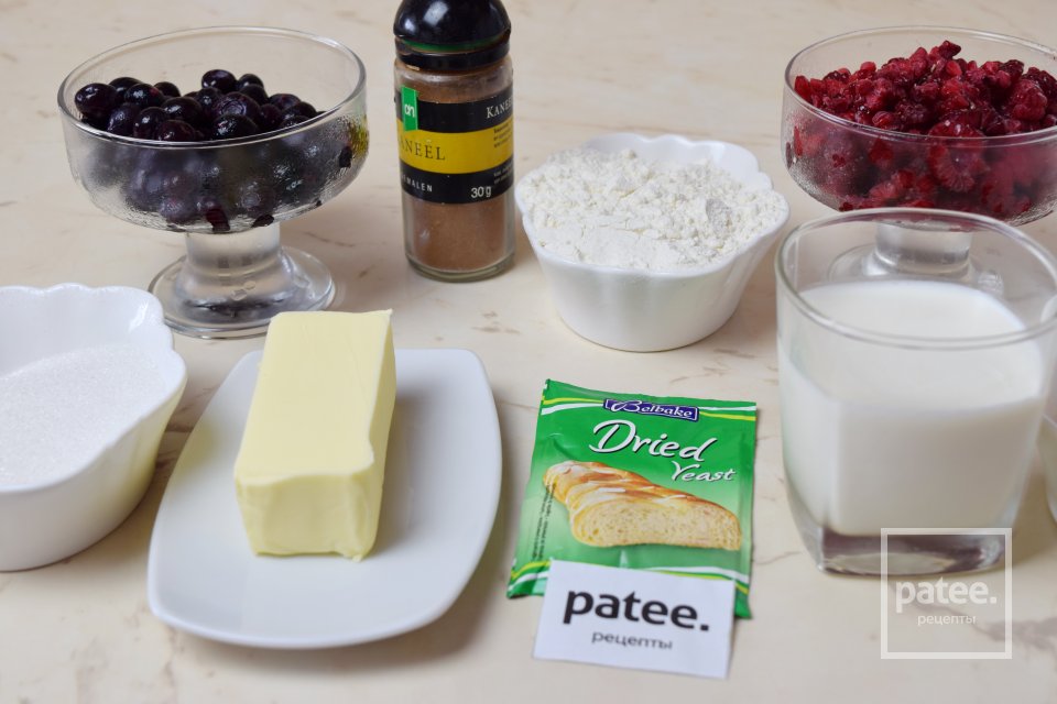 Пирог Гармошка с ягодами - Шаг 1