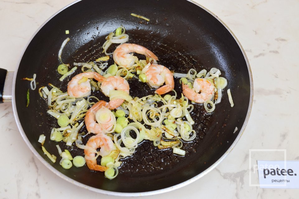 Свинина с яйцом, креветками и рисовой лапшой - Шаг 7