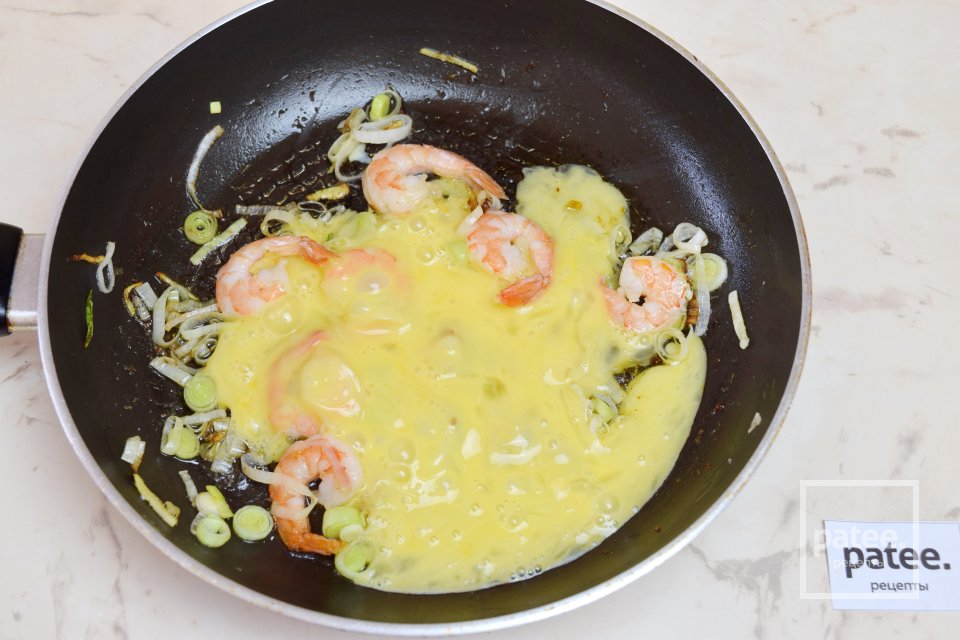 Свинина с яйцом, креветками и рисовой лапшой - Шаг 8
