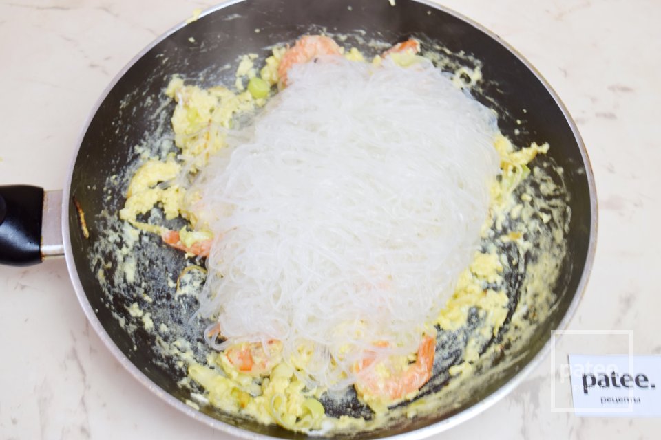 Свинина с яйцом, креветками и рисовой лапшой - Шаг 9