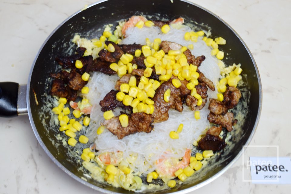 Свинина с яйцом, креветками и рисовой лапшой - Шаг 11