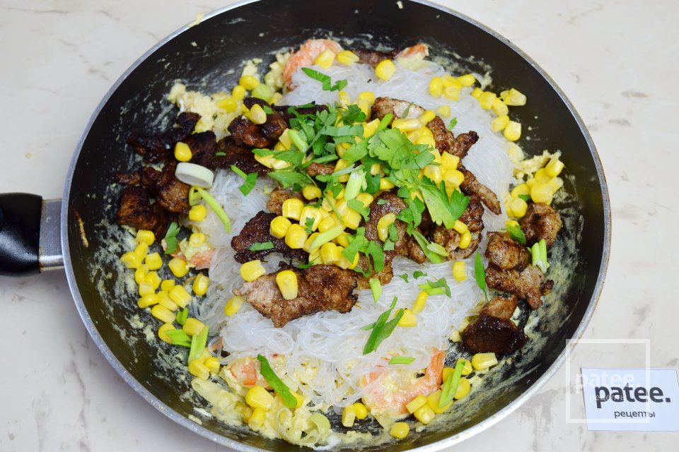 Свинина с яйцом, креветками и рисовой лапшой - Шаг 13