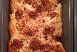 Творожная запеканка с фруктами, шоколадом и орехами