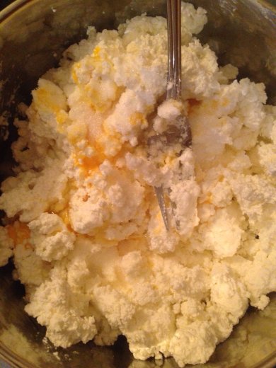 Творожная запеканка с фруктами, шоколадом и орехами - Шаг 1