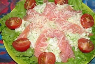 Салат с пекинской капустой и семгой