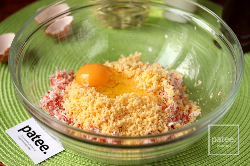 Котлеты из крабовых палочек с сыром - Шаг 4