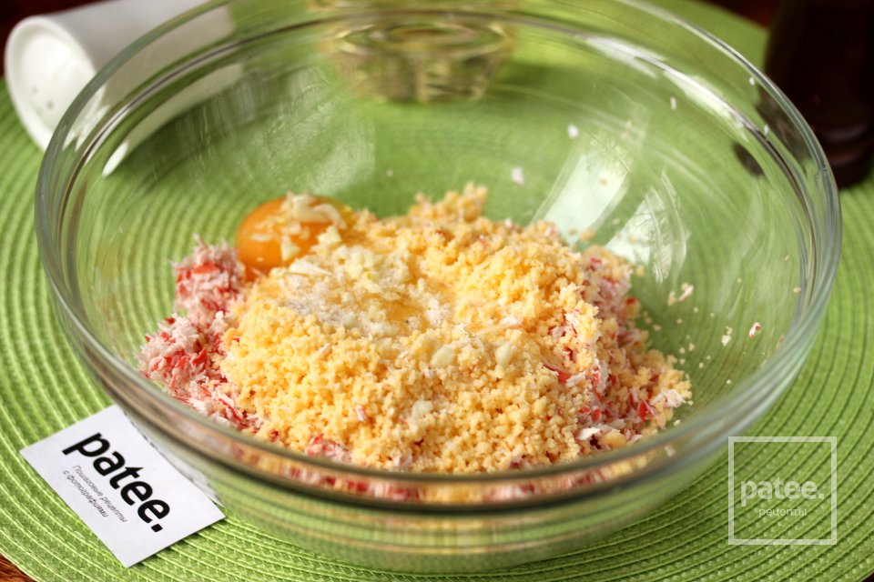 Котлеты из крабовых палочек с сыром - Шаг 6