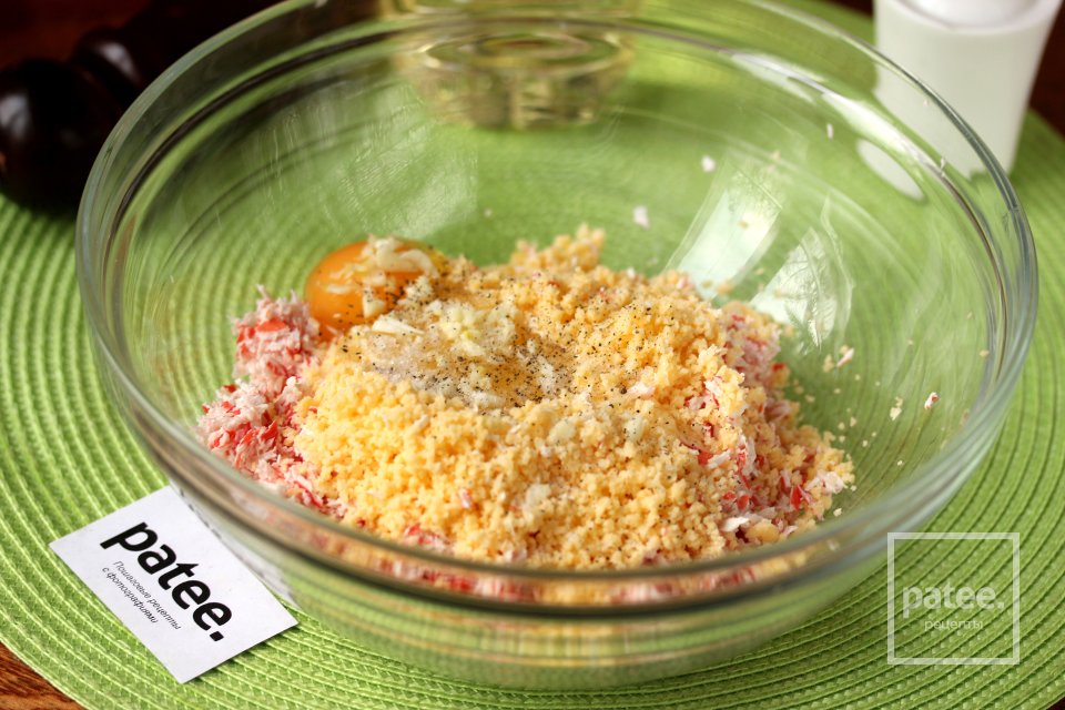Котлеты из крабовых палочек с сыром - Шаг 7