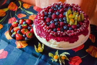 Торт с желе и малиновым соусом