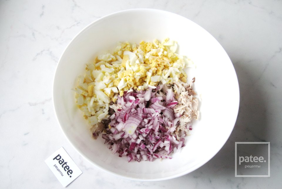 Салат с отварной скумбрией - Шаг 7