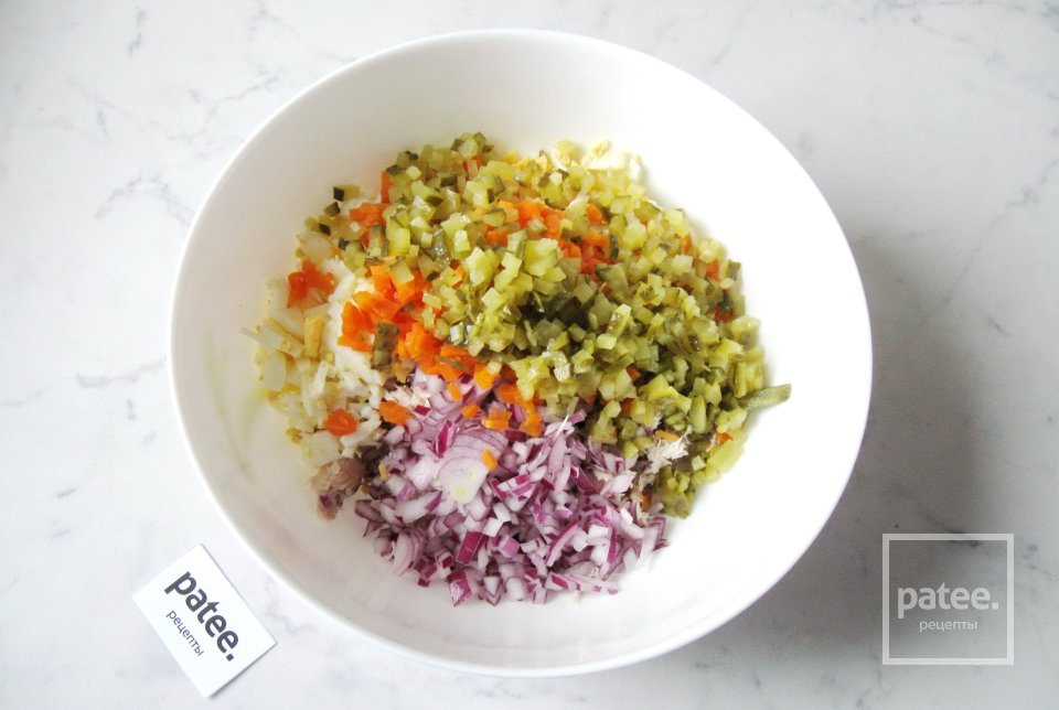 Салат с отварной скумбрией - Шаг 9