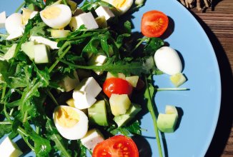 Салат руккола с авакадо, ананасом, перепелиными яйцами и сыром Фета.