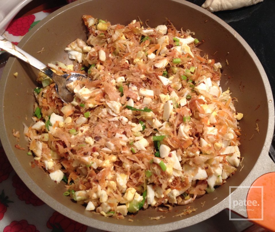 Пирожки с квашеной капустой и яйцом - Шаг 2