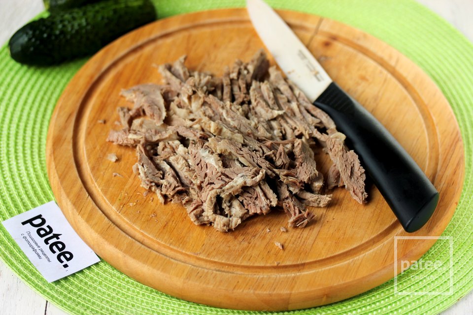 Салат с вареной говядиной и огурцом - Шаг 2