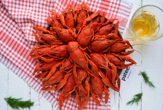 Вареные раки с укропом