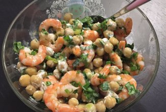 Салат с креветками и нутом