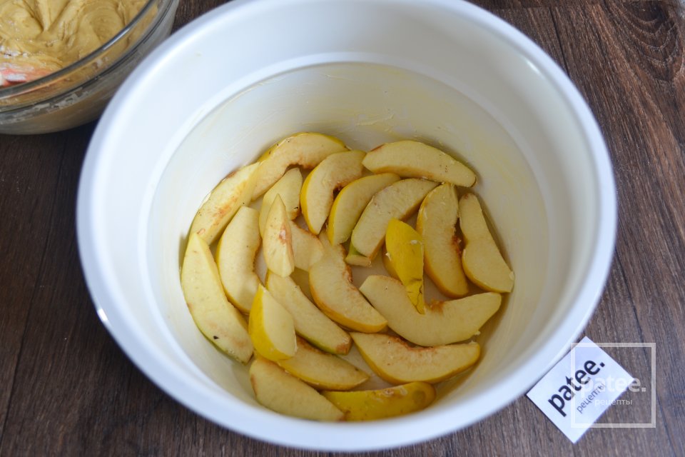 Медовый кекс с айвой в мультиварке - Шаг 9