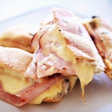 Багет с сыром , зеленью и ветчиной