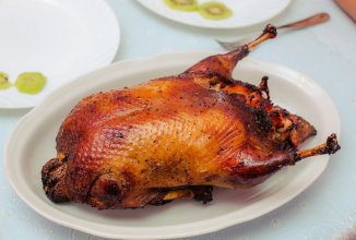 Утка запеченая в горчичном соусе с яблоками и сладким картофелем