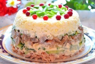 Куриный салат с курицей и грибами