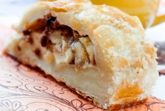 Рулет с яблоками и орехами пекан