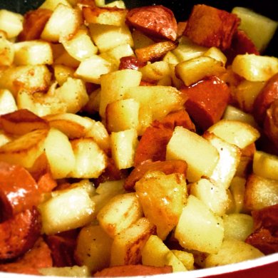Жаренная картошка с сосисками